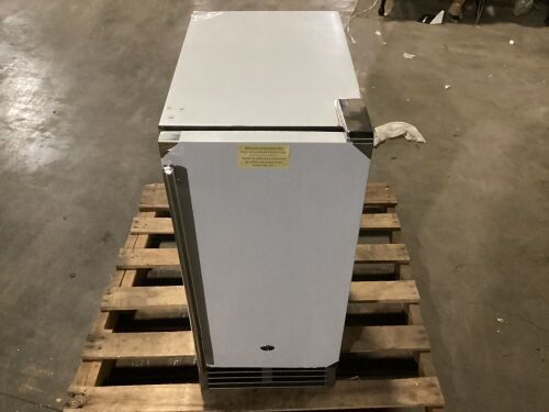Maxx Ice MCR3U-O Compact Indoor/Outdoor Refridgerator - Lot 12
