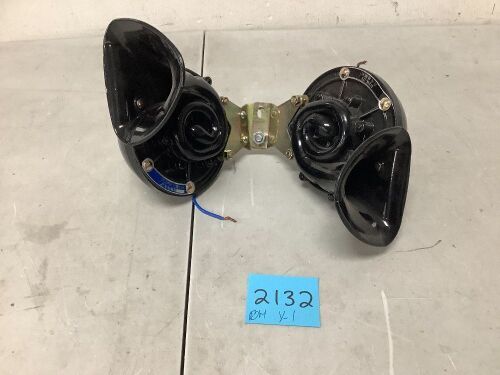 Set of 2 Universal Car/Truck Horns - Lot 2132