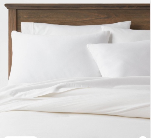Full/Queen Washed Cotton Sateen Comforter & Sham Set White- Threshold, Like New, Retail - $69 - Lot 91