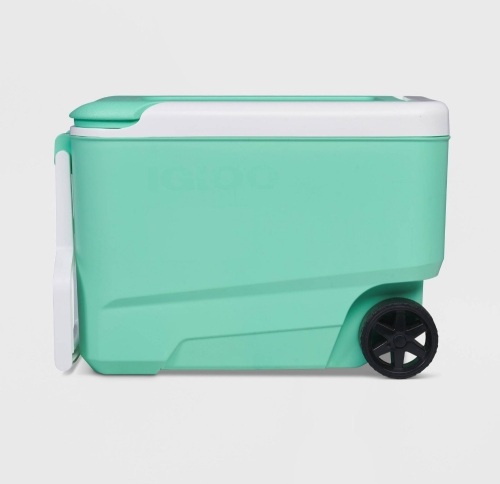 Igloo Wheelie Cool 38qt Cooler - Mint, Like New, retail - $31.99 - Lot 331