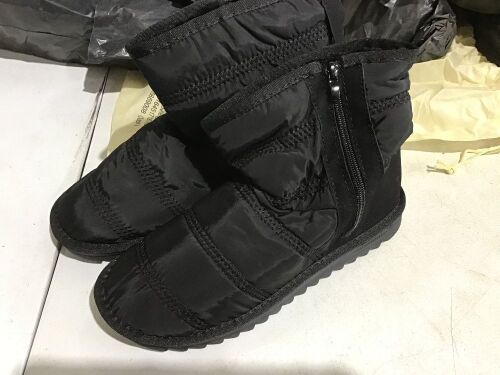 Lot of (6) Polyester Snow Boots - Size 41 - Lot 997
