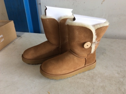 UGG Bailey Button II Women's Boots, Size 7 - Appear New  - Lot 409