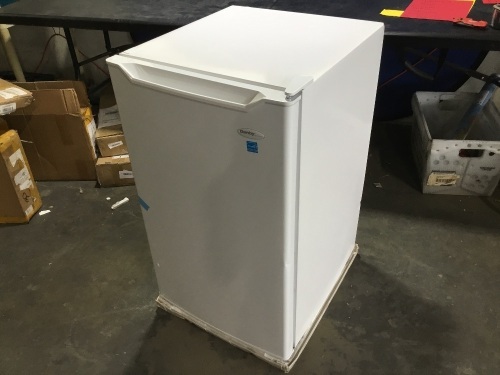 Danby 4.4 cu. ft. Mini Fridge in White with Freezer - Appears New with Minor Cosmetic Damage, Tested/Works  - Lot 89