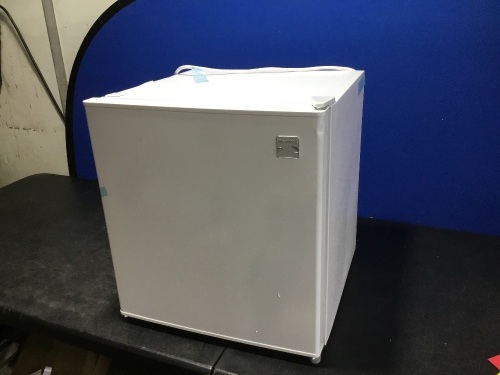 Kenmore 99012 1.7 cu. ft. Compact Refrigerator, White - Appears New with Damage, Tested/Works - Lot 450