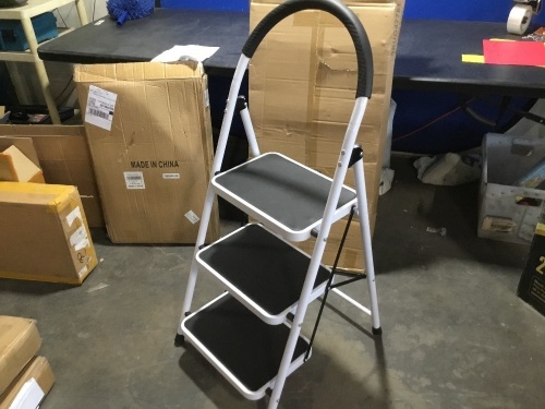 KingSo 3 Step Ladder - Appears New  - Lot 694