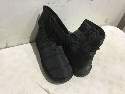 Black Snow Boots, Size 41  - Lot 557