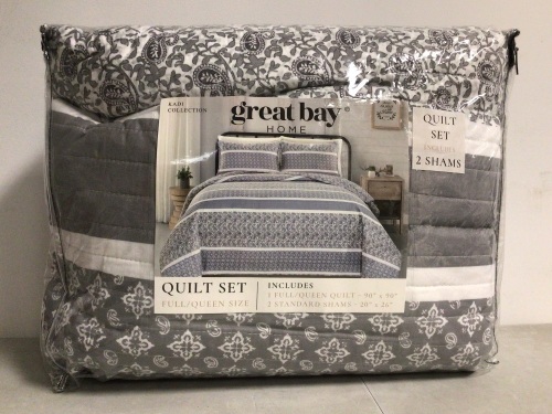 Quilt Set w/ 2 Shams, Full/Queen Size - Lot 535