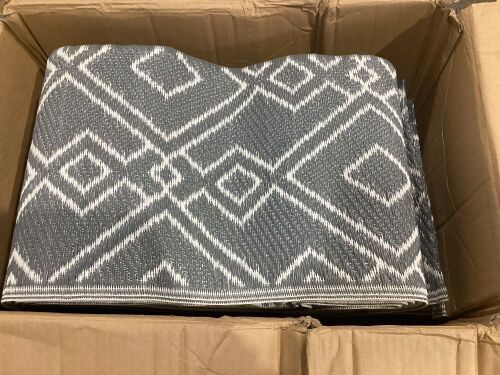 Large Patio Rug - Gray/White - Lot 918
