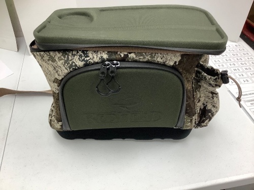 RedHead camo bag, new with damaged strap - Lot 102