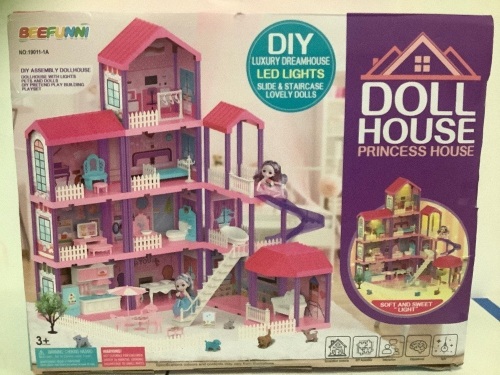 Doll House Set, Appears New - Lot 418