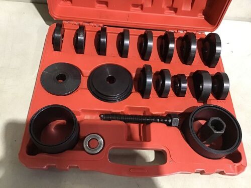 Wheel Bearing Removal Tool Kit - Broken Screw - Lot 188