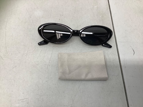 Womens Sunglasses, Appears New - Lot 558