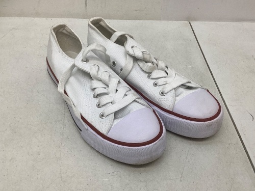 Sneaker Shoes, 7, Unsure if Mens or Womens, E-Comm Return - Lot 321