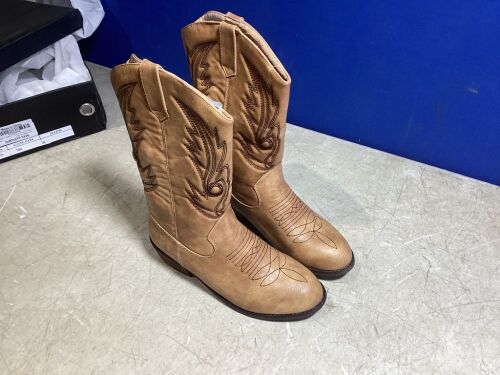 Pair of She Sole Boots, Size 38 - Lot 479
