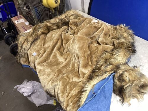 Roiii Faux Fur Hooded Coat, XL  - Lot 526