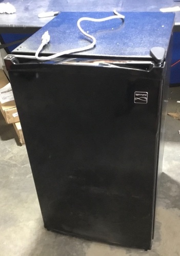 Kenmore 4.4 cu ft Compact Refrigerator - Appears New with Cosmetic Damage - Lot 621