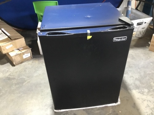 Magic Chef 2.4 Cu ft Mini All-Refrigerator MCAR240B2, Black - Appears New with Cosmetic Damage, Tested/Works  - Lot 626