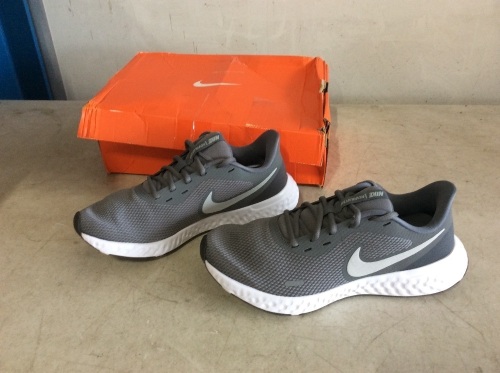 Nike Revolution 5 Running Shoes, Mens 7 - Appear New - Lot 166