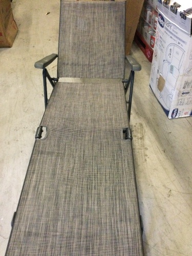 Lot of 2 Foldable Lounge Chairs, Brown, E-Commerce Return - Lot 483