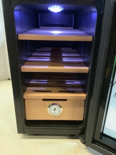 Audew Thermoelectric Cigar Cabinet - Lot 34
