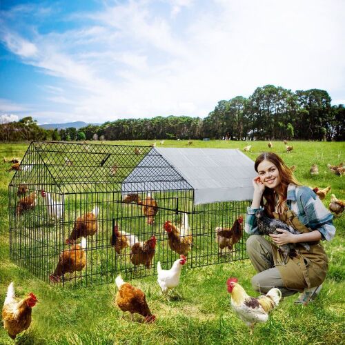 Metal Chicken Coop - Lot 792