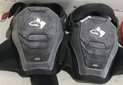 Set of Husky Stabilizer Knee Pads - Lot 933