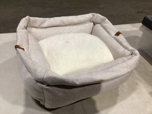 Boots & Barkley Pet Bed  - Lot 1045