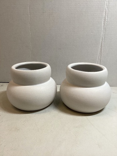 2 Small Vases, White - Lot 407
