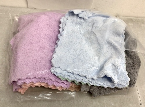 Lot of (24) Microfiber Cloths - Lot 683