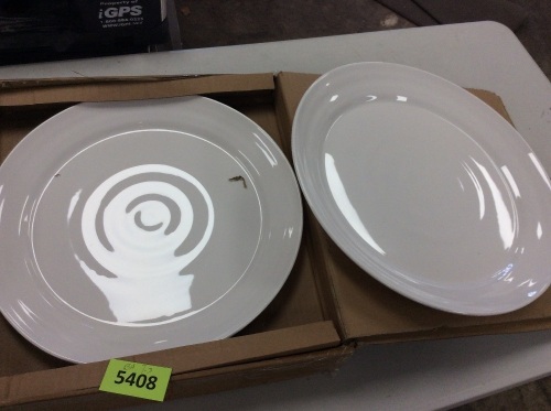 Set of 2 White Plastic Serving Plates - Lot 5408