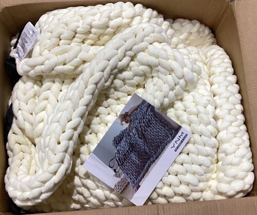 Large Chunky Knit Blanket Throw - Lot 176