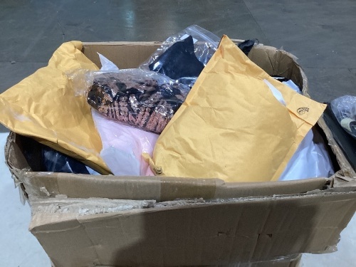 Large Lot of Clothing, Various Sizes  - Lot 713