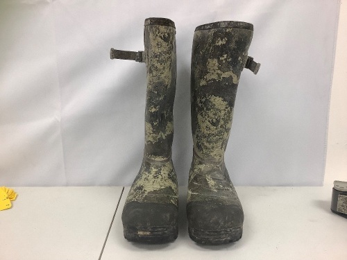 Rubber Camo Boots, Size 8 - Lot 182