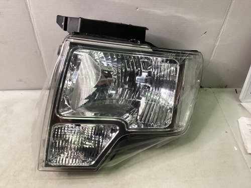 Set of Headlights Ford F150, Model Unknown - Lot 149