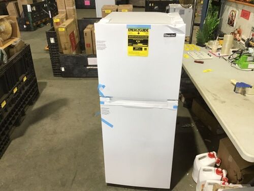 Magic Chef 10.1 cu ft Frost Free Refridgerator - Cosmetic Damaged - Lot 59