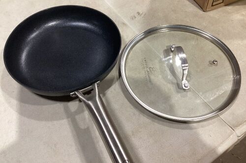 9.5" Non-Stick Frying Pan with Lid - Lot 975