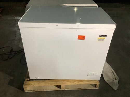 Magic Chef 8.7 cu. ft. Manual Defrost Chest Freezer - Missing Handle & Manual, Small Scuffs - Lot 20