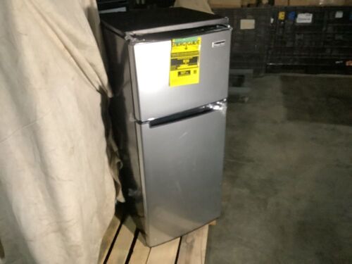 Magic Chef 4.5 cu. ft. 2 Door Mini Fridge - Plastic Top Broken Off, Top Hinge Bent  - Lot 259