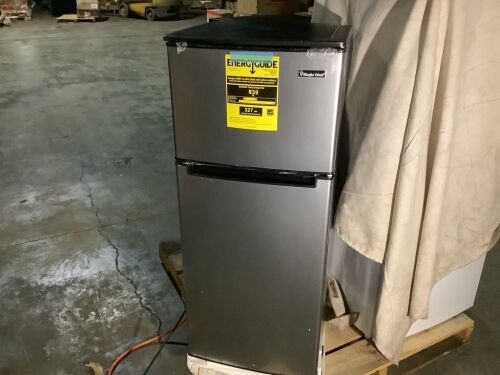 Magic Chef 4.5 cu. ft. 2 Door Mini Fridge in Stainless Look with Freezer - Small Scratches/Dents on Sides - Lot 37