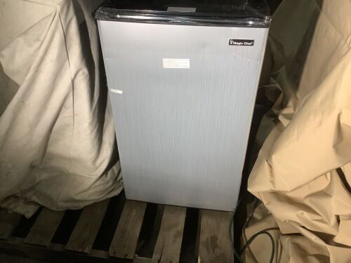 Magic Chef 4.4 cu. ft. Mini Fridge - Minor Dents/Scratches, Top Rear Corners Damaged - Lot 27