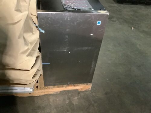 Vissani 4.4 cu. ft. Freestanding Outdoor Refrigerator - Dented, Missing Top Hinge Cover  - Lot 194