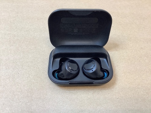 Wireless Earbuds & Charging Case, E-Commerce Return - Lot 93