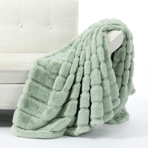 Cozy Bliss Faux Fur Throw Blanket - Lot 192