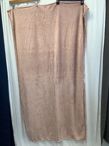 38"x66" Travel Blanket w/ Bag - Lot 670