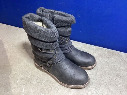 Oussie Gray Boots, Size 8  - Lot 290