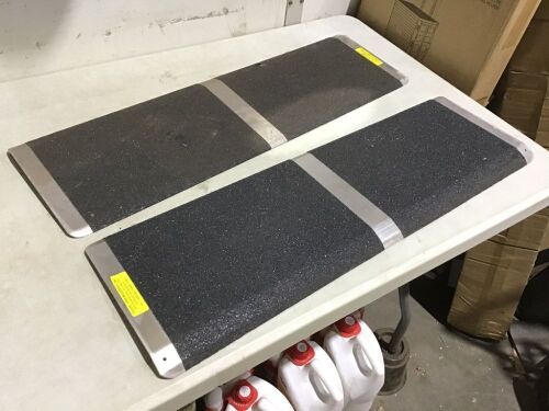 10"x32" Threshold Wheelchair Ramp - 600lb Load Capacity - Lot 671