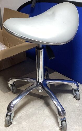 Stool - White/Chrome Base - Lot 691