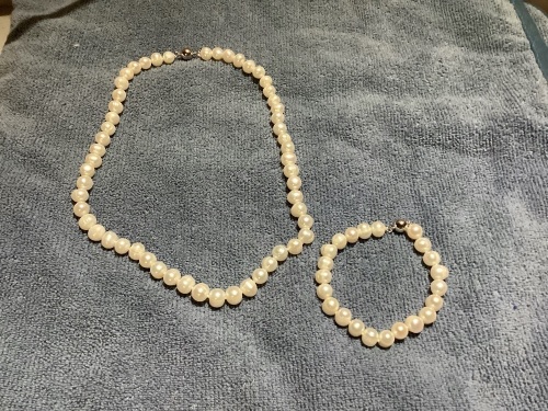 Real Pearl Necklace & Bracelet Set - Lot 32