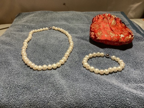 Real Pearl Necklace & Bracelet Set - Lot 34