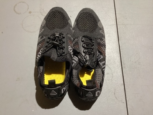 Men's Water Shoes, Size 7.5 - Lot 700